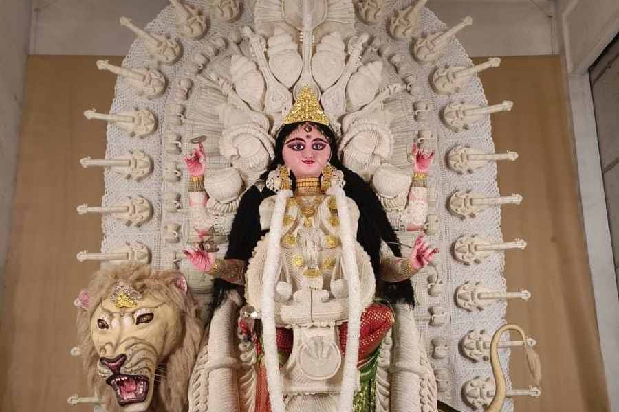 ২। তালডাঙ্গা- ডাকের সাজের প্রতিমার পরনে সোনালি অলঙ্কার। তালডাঙ্গার দেবী জগদ্ধাত্রীর রূপ মুগ্ধ করবে দর্শনার্থীদের। চন্দননগরের কাছাকাছি থাকলে এক ঝলক দেখে আসতেই পারেন। 