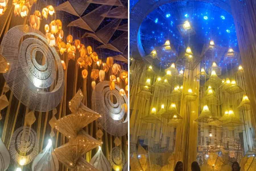 প্যান্ডেলের কারুকার্য এবং অন্দরসজ্জা বাকরুদ্ধ করার মতো। হস্তশিল্প, চোখধাঁধানো আলোর বাহার– সব মিলিয়েই প্রতি বছরের মতো এ বছরও সেরা বোড় পঞ্চাননতলার পুজো। 