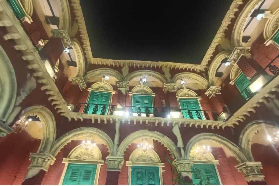 ৪। বোড়- যদি মনে করেন ঠাকুর দেখতে দেখতে কোনও রাজবাড়িতে ঢুকে পড়েছেন, তা হলে ভুল হবে! এটি প্রাসাদ-সমান প্যান্ডেল।  