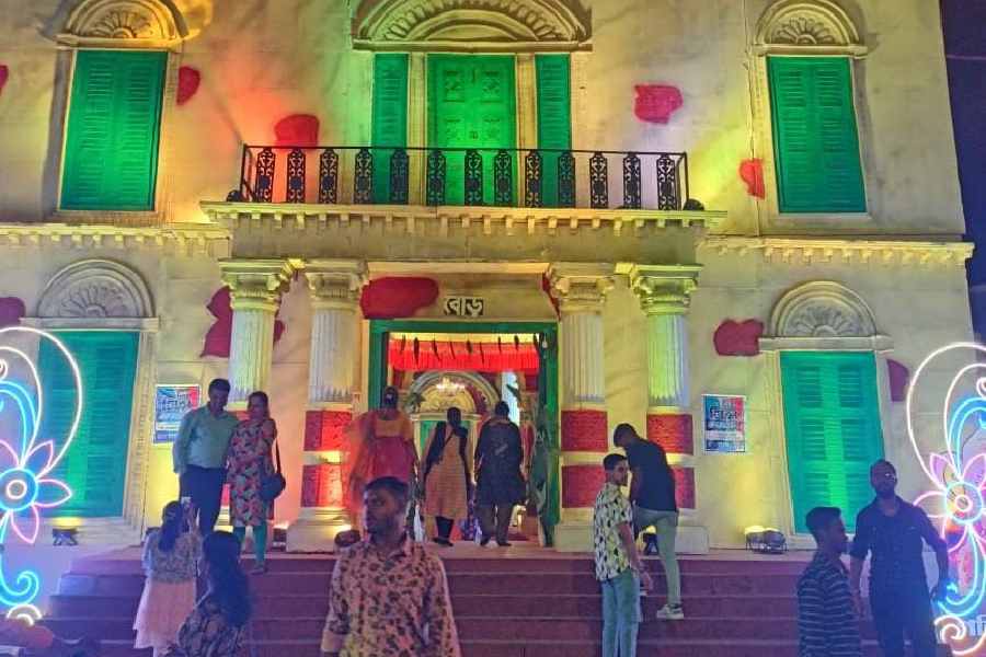 মণ্ডপসজ্জা দেখে আসল-নকলের পার্থক্যই ভুলে যাবেন। আর দেবীর সাজ নিয়ে নতুন করে বলার অপেক্ষা থাকে না। 