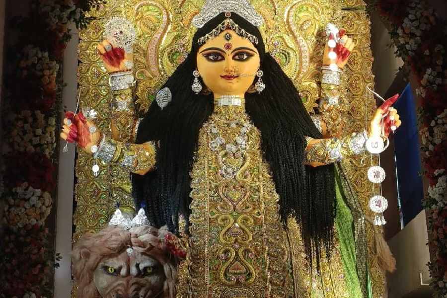 ৬। তেমাথা সর্বজনীন- বলা হয়, চন্দননগরের অন্যতম পুরনো পুজো হল এই তেমাথা সর্বজনীনের ‘রানিমা’র পুজো। এ বার তার ৭৯ বছরে পা। এখানে দেবীর রূপ এবং উচ্চতা– দুই-ই দেখার মতো।