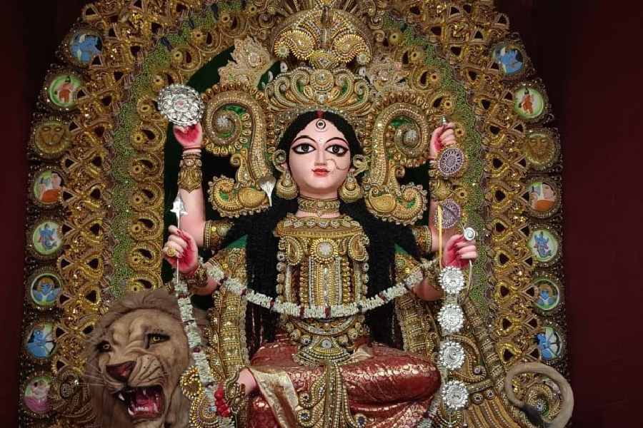 ৮। লিচুতলা- পরনে লাল বেনারসি, সোনালি অলঙ্কারে মোড়া প্রতিমা। দেবীদর্শন করতে হলে যেতেই হবে লিচুতলায়।