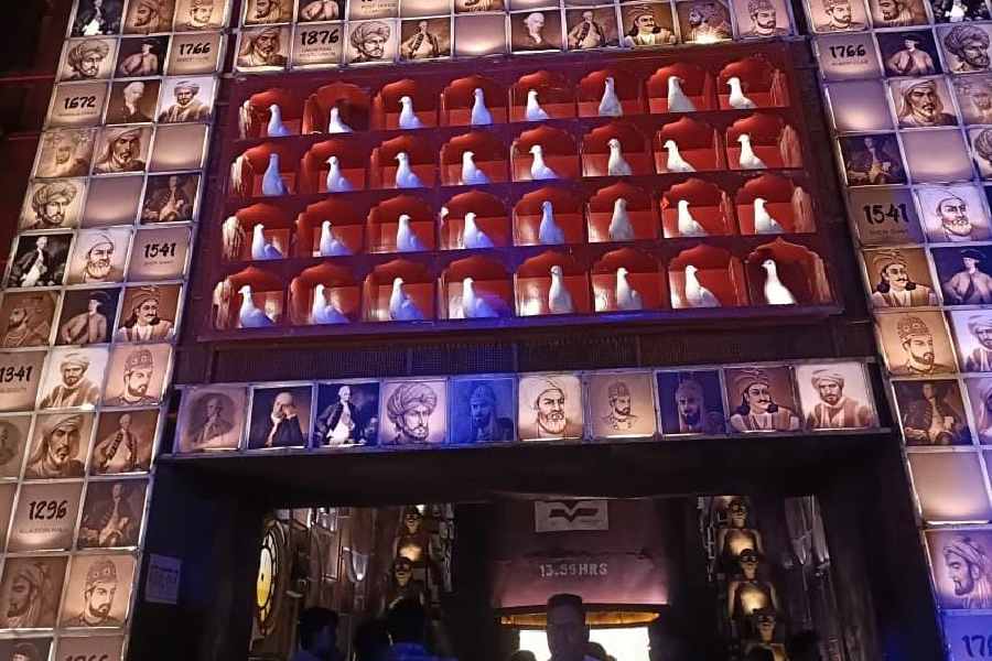 ভারতের স্বাধীনতা সংগ্রামের সশস্ত্র আন্দোলনের অন্যতম পীঠস্থান ছিল এই চন্দননগর। প্যান্ডেলসজ্জাতেও রয়েছে তারই ঝলক। 