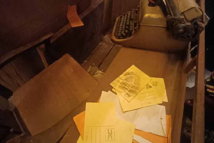 চার দিকে অগোছালো হয়ে থাকা চিঠিপত্র, খাম, সঙ্গে লেটারবক্স– সব কিছুই আপনাকে মনে করিয়ে দেবে ছেলেবেলার কথা।  