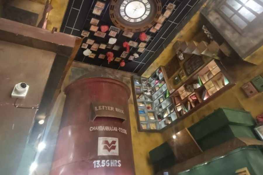 চন্দননগর স্টেশনে নেমে সেখান থেকে কিছুটা পথ হাঁটলেই পৌঁছে যাবেন কুণ্ডুঘাট দালানের পুজোর জায়গায়। সেই সঙ্গে নস্টালজিয়াতেও। 