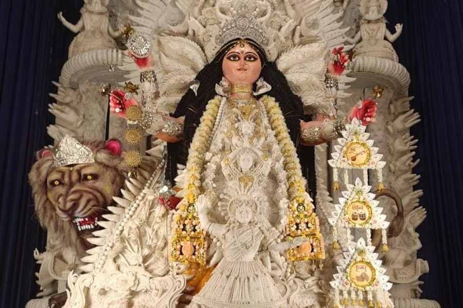 ১। কুণ্ডুঘাট দালান- পটলচেরা চোখ, ঠোঁটে ম্লান হাসি, সঙ্গে শ্বেতশুভ্র সাজ! দেবীর সাজসজ্জা থেকে যেন চোখ ফেরানো দায়!