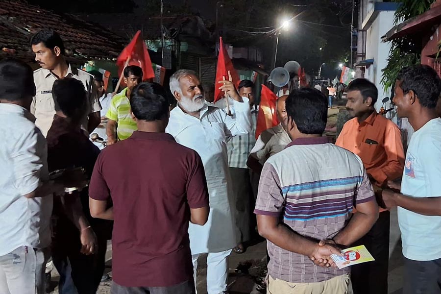 নৈহাটির শ্রমিক মহল্লায় প্রচারে বিহারের সিওয়ানের বিধায়ক সত্যদেব রাম।