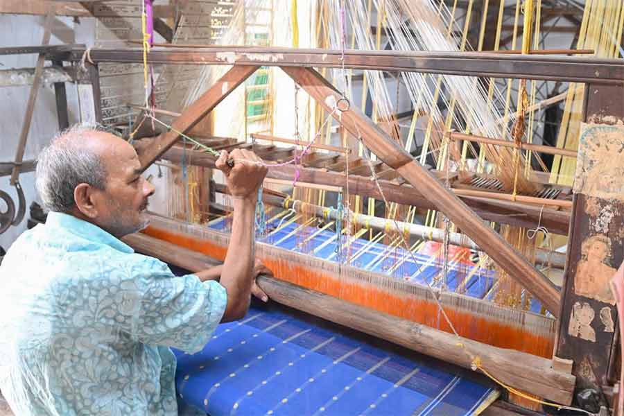 পরম্পরা: শান্তিপুরে তাঁত চালাচ্ছেন প্রবীণ তন্তুবায়