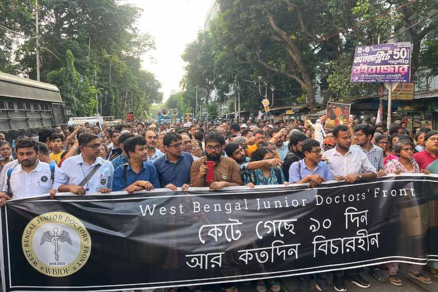 কলেজ স্কোয়্যার থেকে শুরু হয়েছে মিছিল। 