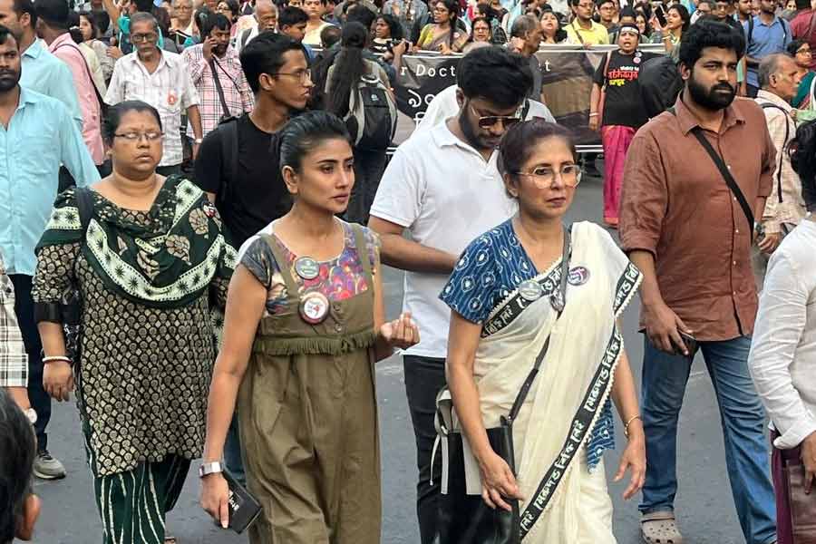 মিছিলে হাঁটছেন অভিনেত্রী দেবলীনা দত্ত এবং চৈতি ঘোষাল। 