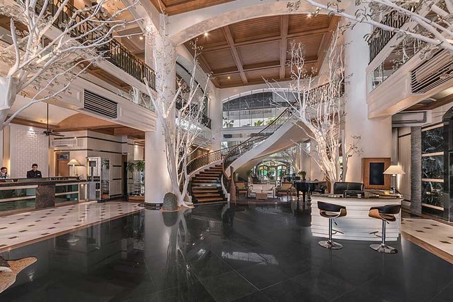 All needs to know about Chicken shaped Hotel in Philippines 