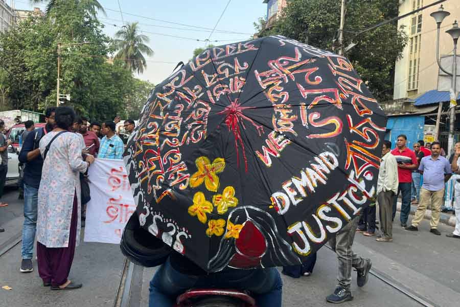 বিচারের দাবিতে চলছে মিছিল। 