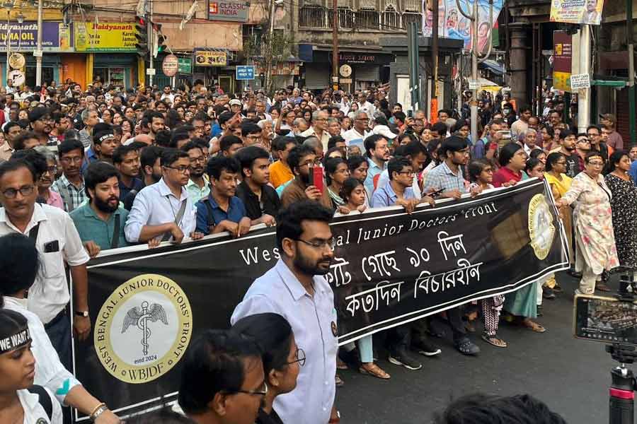 ধর্মতলার দিকে এগিয়ে চলেছে মিছিল। স্লোগান দিচ্ছেন আন্দোলনকারী চিকিৎসক এবং সাধারণ মানুষ।