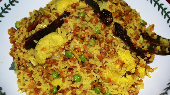 আলু, গোটা গোটা করে কাটা ফুলকপি, কাজু-কিশমিশ দিয়ে সহজেই বানিয়ে নিতে পারেন এই রেসিপি। তবে এই খিচুড়ি বানানোর জন্য এমনি মুগ ডালের বদলে সোনা মুগ ডাল দিলে স্বাদ আরও ভাল হয়। ফোরনে দিন তেজপাতা, শুকনো লঙ্কা, দারচিনি, কালো ও সবুজ এলাচ। 