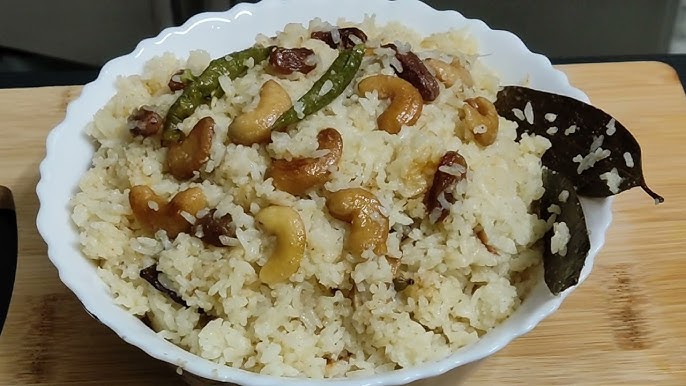 দুধ পোলাও: এই পোলাও বানাতে লাগবে গরম ফোটানো দুধ। ঘি গরম করে গোটা গরমমশলা এবং ষ্টার অ্যানিস ফোড়ন দিন। এর পরে এর মধ্যে কড়াইশুঁটি, কিশমিশ এবং আগে থেকে ভিজিয়ে রাখা চাল দিতে হবে। 