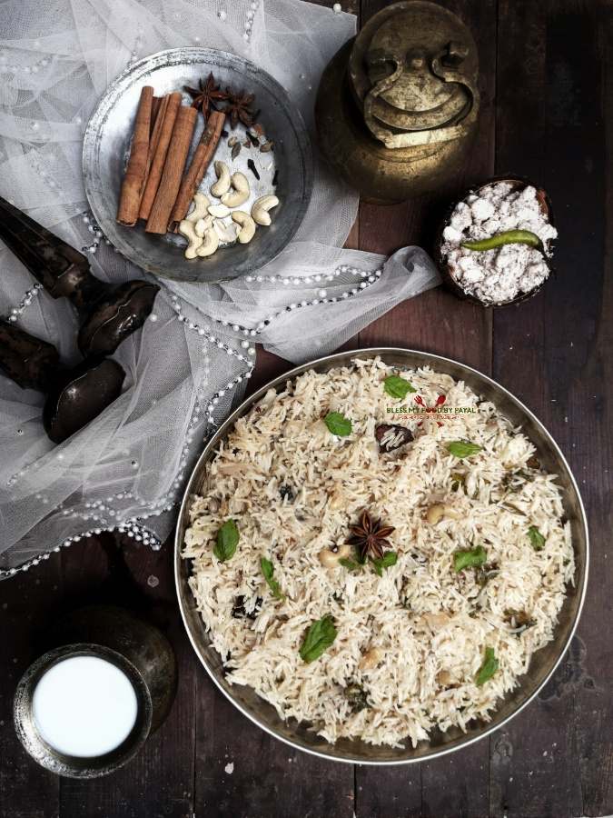 সেদ্ধ হওয়ার জন্য ফোটানো দুধ, স্বাদ মতো নুন এবং চিনি দিলেই তৈরি দুধ পোলাও। 