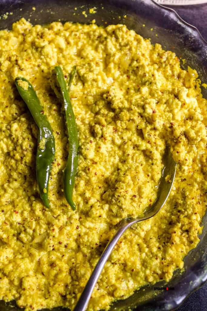 ছানা ভাপা: খুবই সহজ একটি রেসিপি এই ছানা ভাপা। এই ক্ষেত্রে ছানার বদলে পনিরও ব্যবহার করতে পারেন। একটি ঢাকনা যুক্ত পাত্রের মধ্যে কালো এবং সাদা সর্ষে বাটা, পোস্ত বাটা, নারকোল বাটা, হলুদ, ধনেপাতা, কাঁচা লঙ্কা, পরিমান মত নুন এবং সর্ষের তেলের একটি মিশ্রণ বানাতে হবে। 