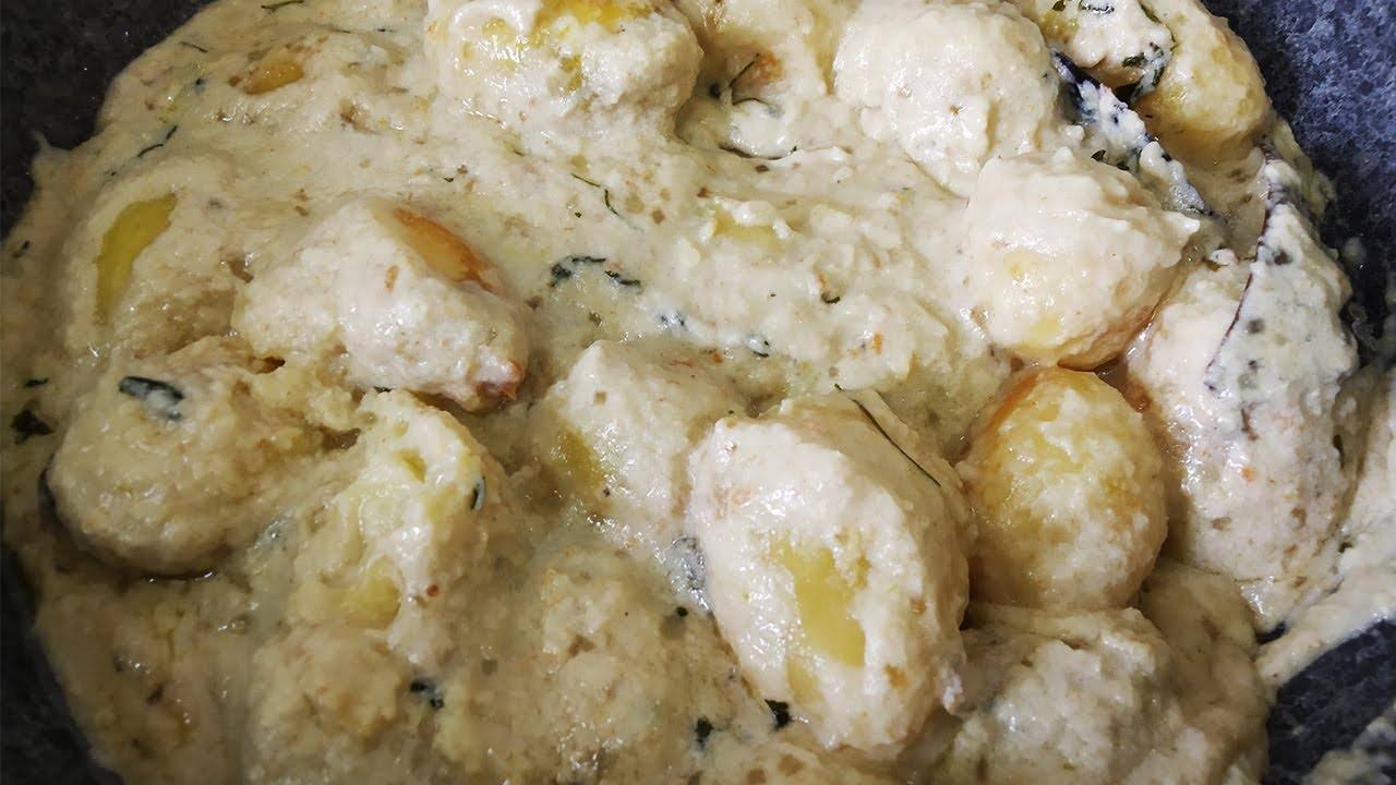 সাদা আলুরদম: ভিজিয়ে রাখা তিল, পোস্ত, কাজু এবং কাঁচা লঙ্কা বেটে একটি সাদা রঙের মিশ্রণ বানিয়ে নিন। এবার হিং, তেজপাতা এবং গোটা গরমমশলা ফোড়ন দিয়ে সাদা মিশ্রণটি দিয়ে দিন। 