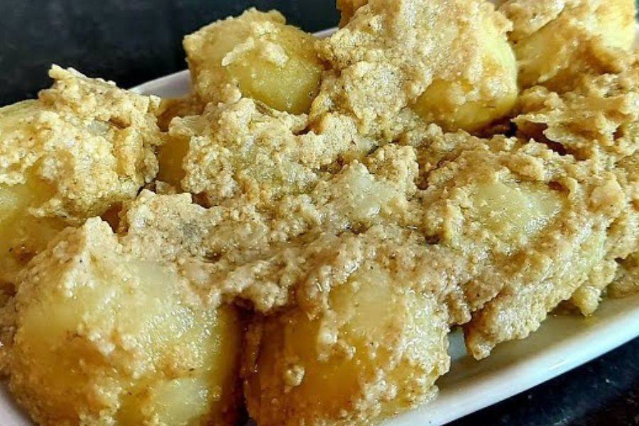 এর মধ্যে আদা বাটা এবং লঙ্কা দিয়ে কষানোর পরে ভাল করে ফেটিয়ে রাখা দই, নুন, চিনি এবং গোলমরিচ গুঁড়ো দিন। আরেকটু কষলে সিদ্ধ করে রাখা আলু দিয়ে দিন। পরিমান মতো জল দিয়ে ফুলে উঠলেই তৈরি সাদা আলুরদম। এই প্রতিবেদনটি ‘আনন্দ উৎসব’ ফিচারের একটি অংশ।