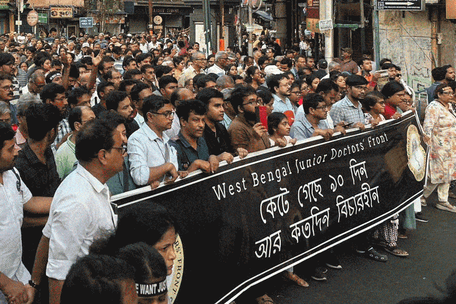 মিছিলে শামিল জুনিয়র ডাক্তারেরা। 