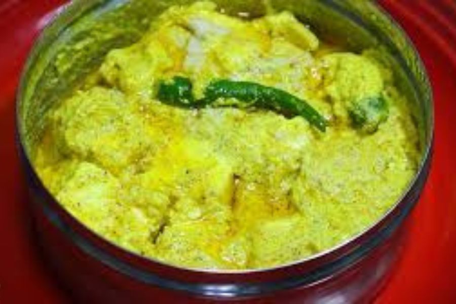 এবার এর মধ্যে ছানা অথবা পনির ভাল করে মশলা দিয়ে মাখিয়ে দিতে হবে। পাত্রের ঢাকনা বন্ধ করে অল্প আঁচে হওয়া গরম জলের মধ্যে বসিয়ে দিতে হবে। কিছুক্ষণ ভাপিয়ে নিলেই তৈরি ছানা ভাপা। 