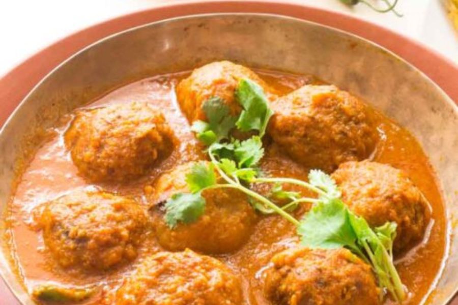 কাঁচকলার মালাই কোফতা: কাঁচাকলা সেদ্ধ, আলু সেদ্ধ, ভিজিয়ে রাখা মটর ডাল এবং নারকেলের বাটা দিয়ে বলের মতো বানিয়ে লাল হয়ে ওঠা অবধি ভাজুন। এর পরে গোটা গরম মশলা ফোড়ন দিয়ে তাতে টমেটো এবং আদা বাটা দিয়ে কষান। 