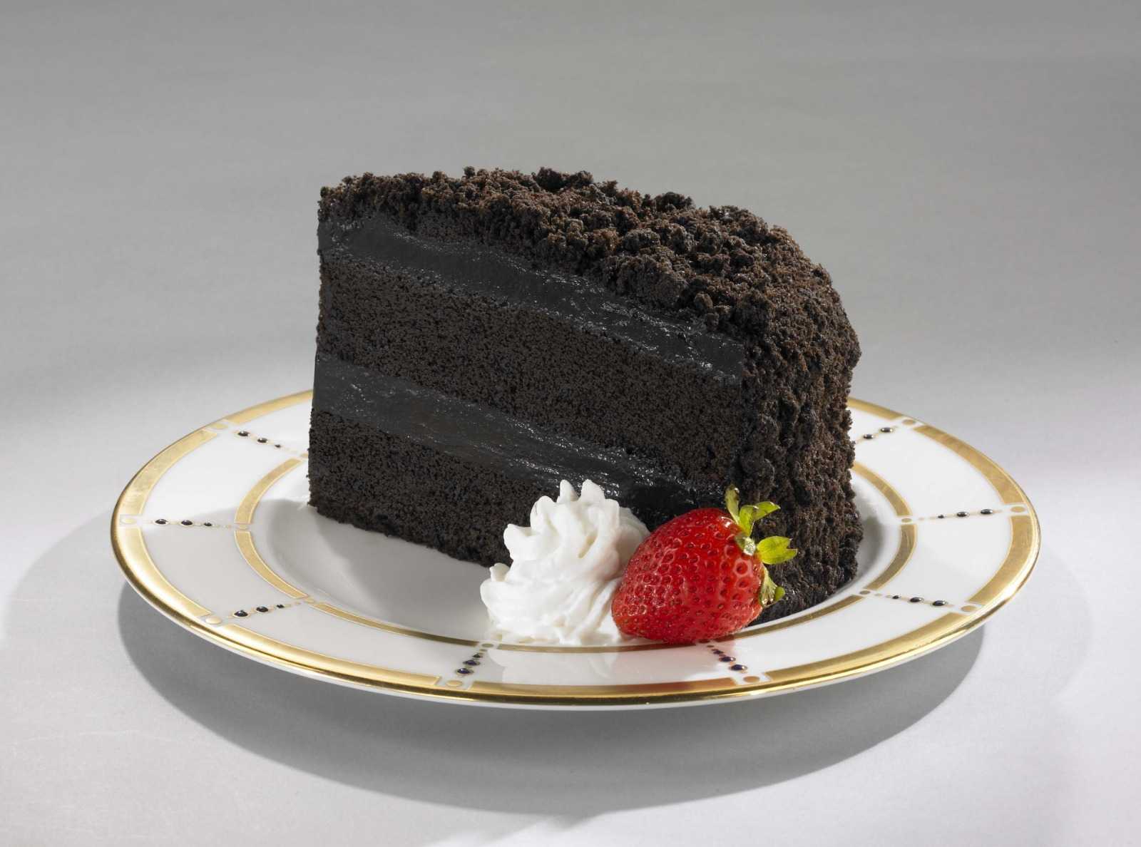 স্বেচ্ছাসেবকরাও সবাইকে বলতে শুরু করলেন, এবিনজারের দোকানের ব্ল্যাকআউট কেকের মতো অন্ধকার চাই। ব্রুকলিনে নেমে এল ব্ল্যাকআউট। বাঁচল নৌবাহিনী।