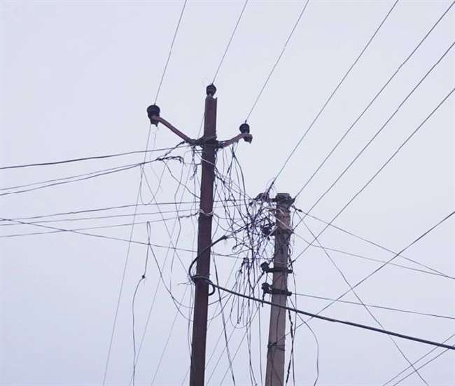 দেবী প্রতিমার উচ্চতা অত্যন্ত সুবিশাল হওয়ার কারণে শোভাযাত্রার জন্য মণ্ডপ থেকে যখন দেবীকে বের করে আনা হয়, সেই সময়ে বিদ্যুতের তার ছিঁড়েও একাধিক অঘটন ঘটার সম্ভাবনা থেকেই যায়। দুর্ঘটনা এড়াতেই এই পদক্ষেপ করা হয়ে থাকে।