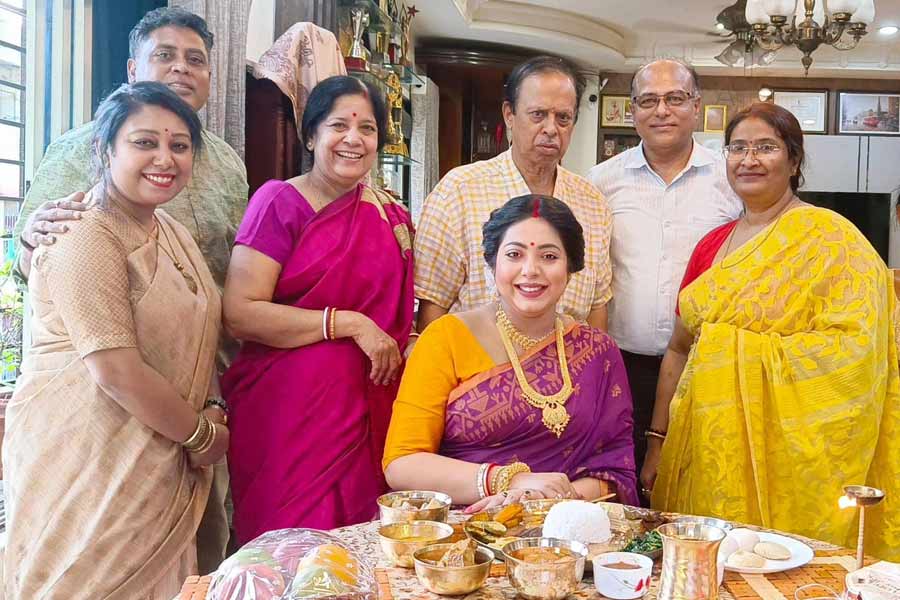 পরিবারের সঙ্গে সাধ অনুষ্ঠানে শ্রীময়ী।