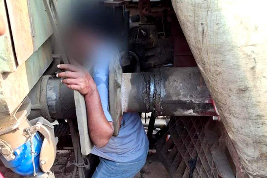 Railway worker gets trapped while moving train coaches in Bihar