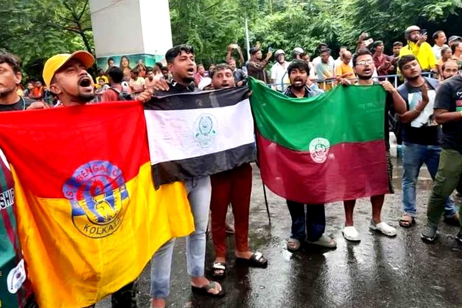 Mohun Bagan, East Bengal and Mohammedan supporters Will hold a rally on Tuesday demanding a political-free Kolkata Maidan