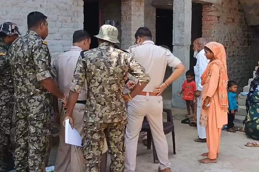 হত্যাকাণ্ডের পর কুরবান আনসারির বাড়িতে পুলিশ।