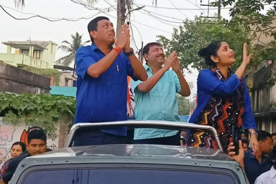 নৈহাটিতে রোড -শো'য় পার্থ ভৌমিক ও সায়নী ঘোষ।
