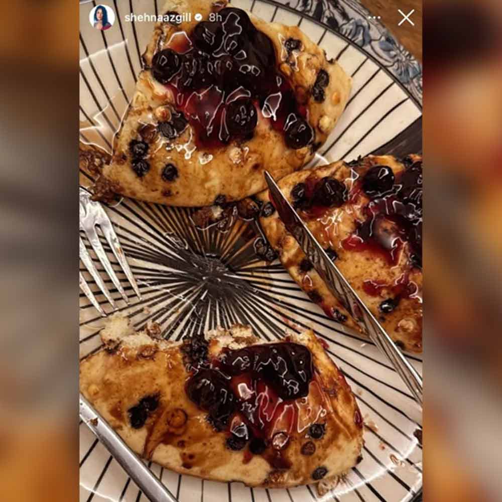 অভিনেত্রী সমাজমাধ্যমে ভাগ করে নিয়েছেন খাবারের ছবিটি।