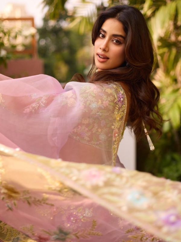 ‘কাসাটা’ শাড়িতে জাহ্নবী কপূর।