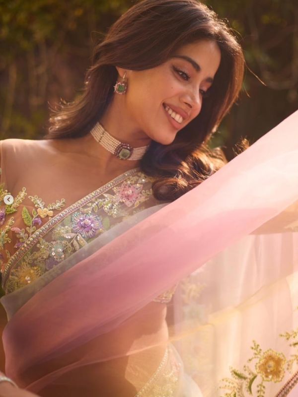 মনীশ মালহোত্র শাড়ির নাম দিয়েছেন রং।