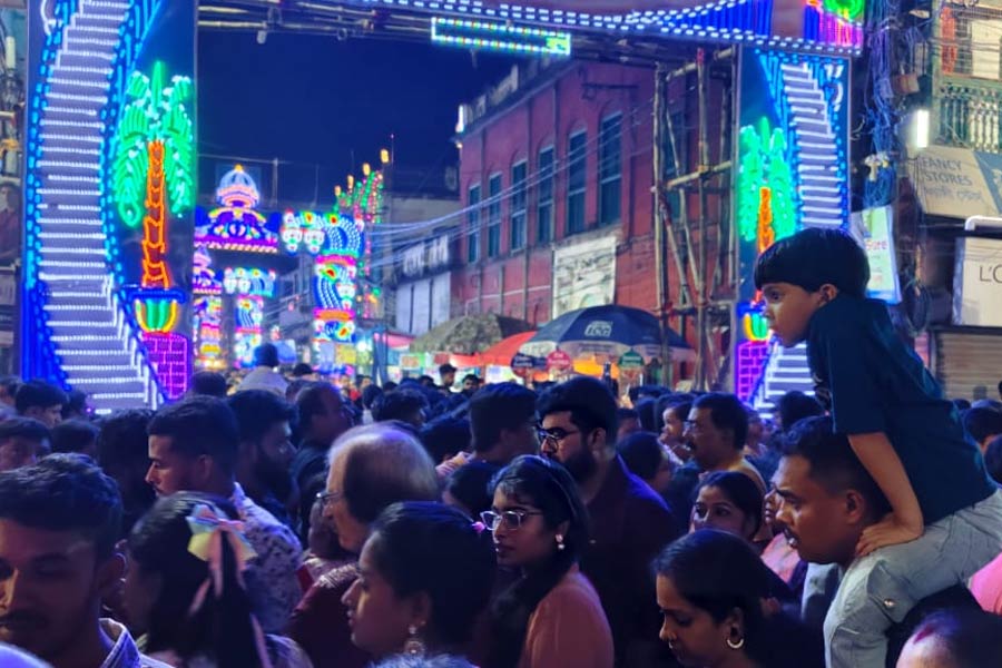 চন্দননগরে জগদ্ধাত্রী পুজো দেখতে ভিড় দর্শনার্থীদের।