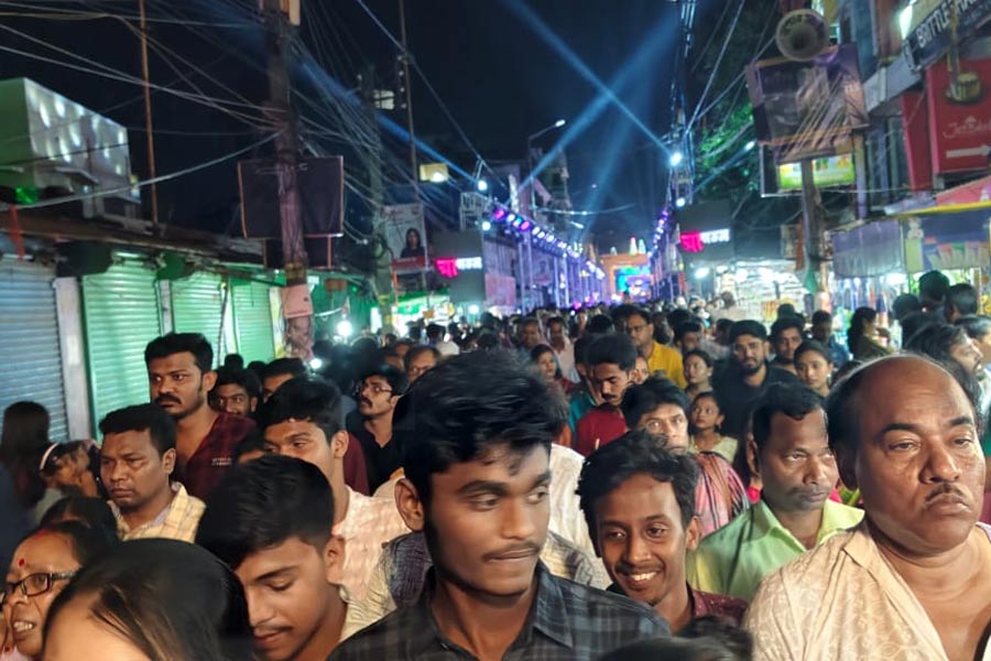 চন্দননগরে জগদ্ধাত্রী পুজো দেখার ভিড়।