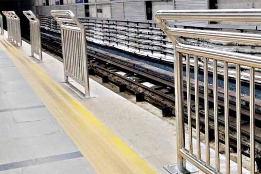 guardrail on metro station platforms are causing inconvenience to kolkata metro rail passengers