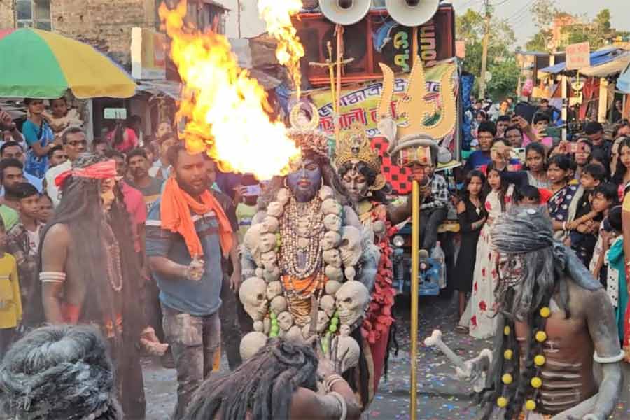 খানাকুলের রাজহাটির করুণাময়ী সঙ্ঘের কুমারী কার্নিভালের একটি মুহূর্ত।