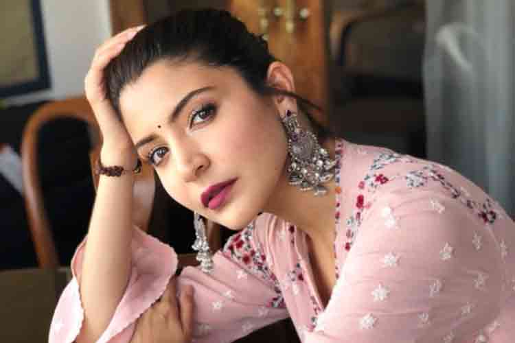 মুখের দাগছোপ তুলতে অনুষ্কার ভরসা নিমপাতা।