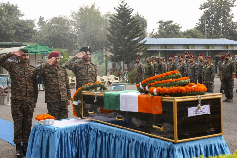 কাশ্মীরের কিস্তওয়ারে জঙ্গিদের সঙ্গে গুলির লড়াইয়ে নিহত জওয়ান রাকেশ কুমারকে সোমবার শেষ শ্রদ্ধা জানাচ্ছে সেনা বাহিনী।