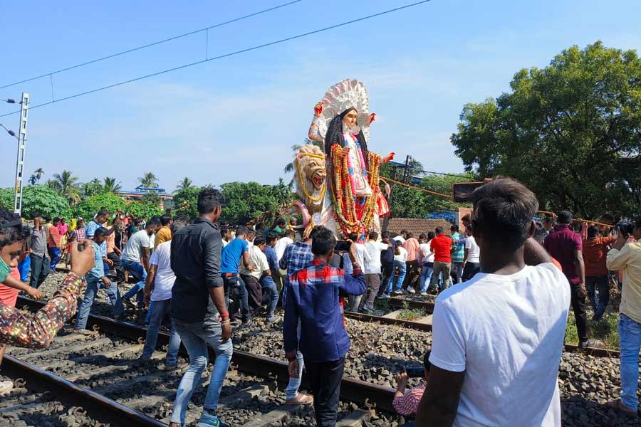 প্রতি বছরের মতো সোমবার চন্দননগরের স্ট্র্যান্ড রোড থেকে শুরু হল শোভাযাত্রা।