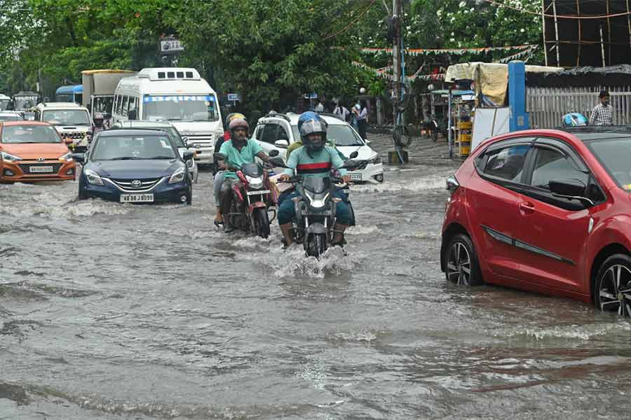 Nabanna to look over the issue of Water logging at Haldiram Area of VIP road