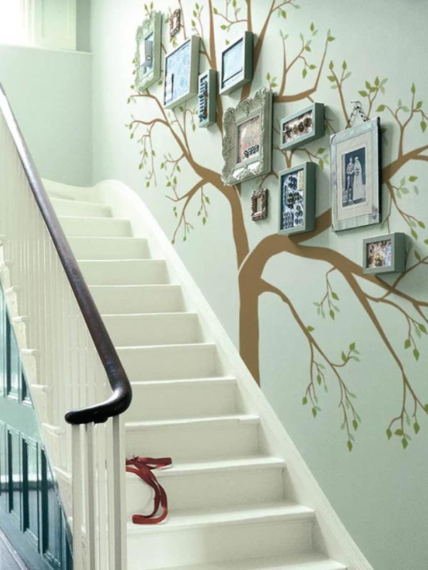 ওয়াল আর্ট এবং ছবি দিয়েও সাজিয়ে তোলা যায় দেওয়াল।