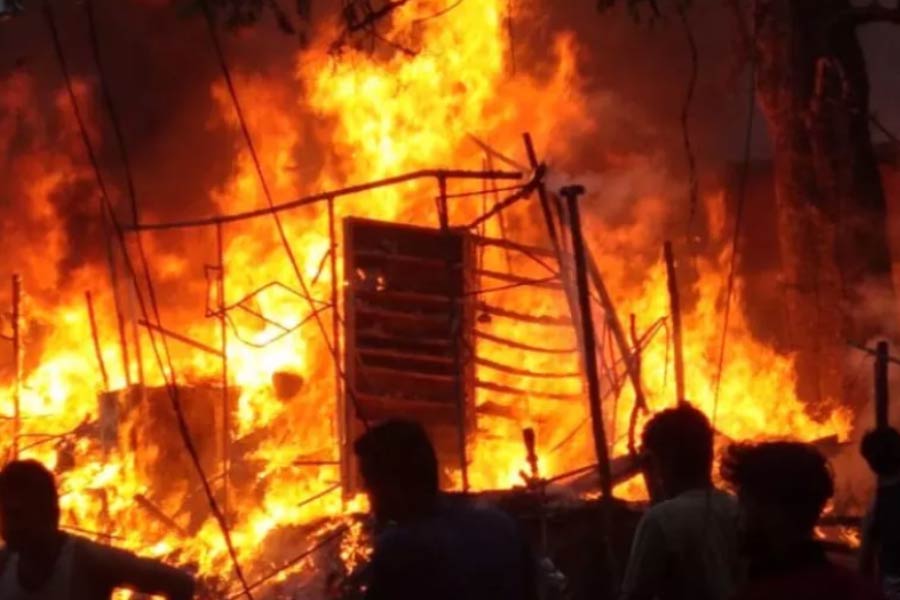 Fire broke out in house near slum at EM Bypass dgtl