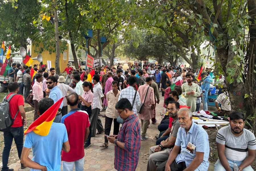 গোষ্ঠ পাল মূর্তির পাদদেশে তিন প্রধানের সমর্থকদের জমায়েত।