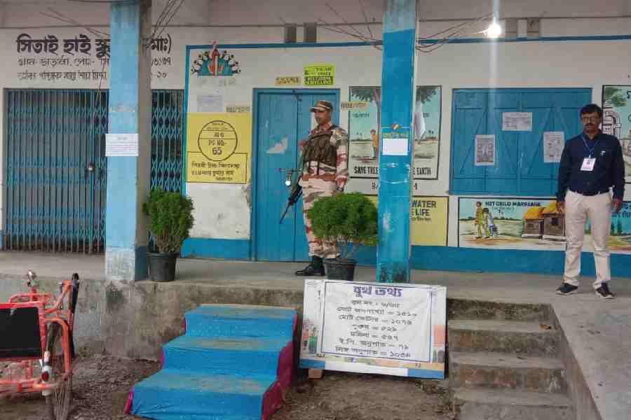সিতাই বিধানসভা কেন্দ্রের এক বুথে পাহারায় কেন্দ্রীয় বাহিনী।