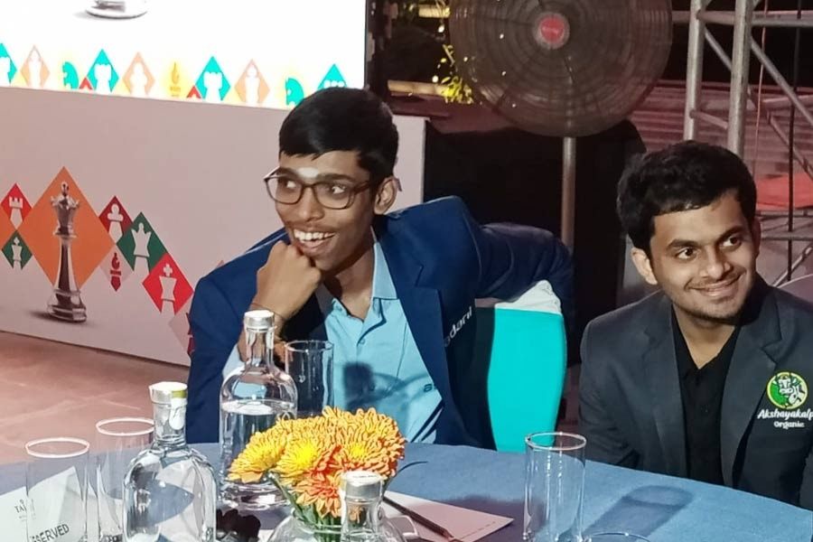 কলকাতায় চেস ইন্ডিয়া প্রতিযোগিতায় প্রজ্ঞানন্দ (বাঁ দিকে)। পাশে গ্র্যান্ডমাস্টার নিহাল সারিন।