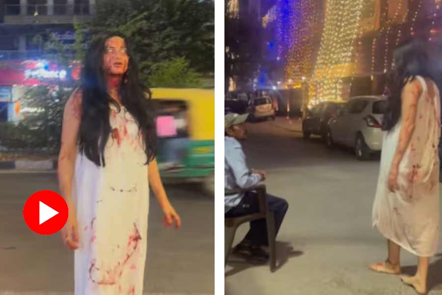 Delhi woman tries to scare people, video goes viral